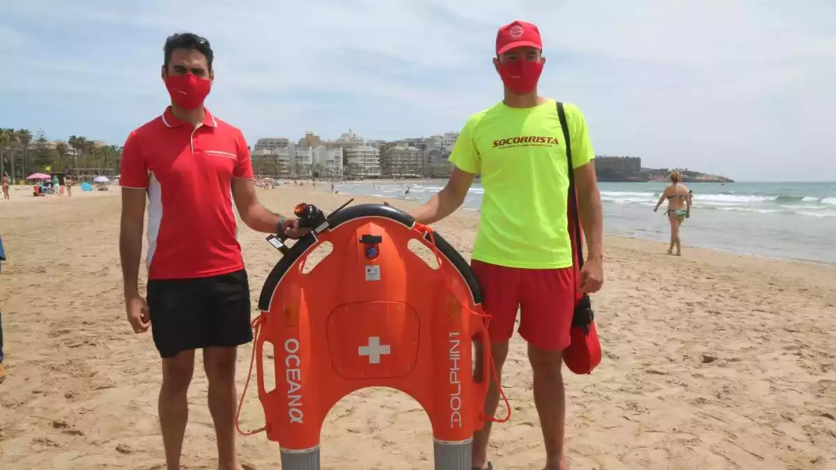 Dos socorristes amb el dron de rescat aquàtic a la platja Llevant de Salou