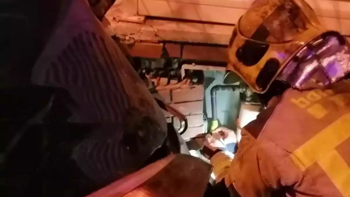 Els Bombers treballant en un accident a Reus