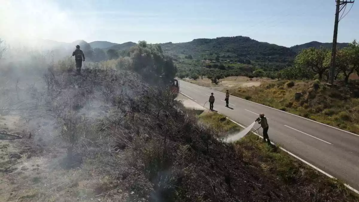 Els Bombers treballant en un incendi a Alforja