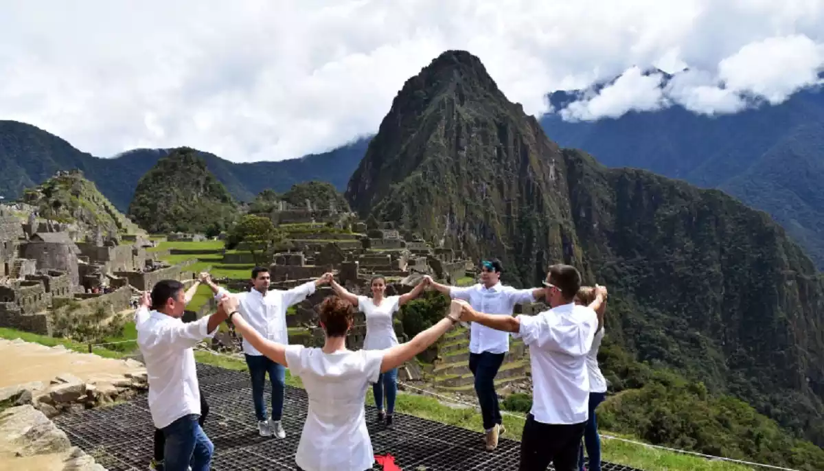 Els Dansaires del Penedès ballant al Machu Picchu.