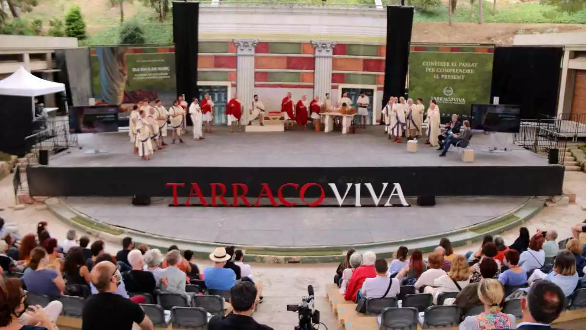 Els figurants i experts que han participat en l'acte de cloenda de la XXIII edició de Tarraco Viva
