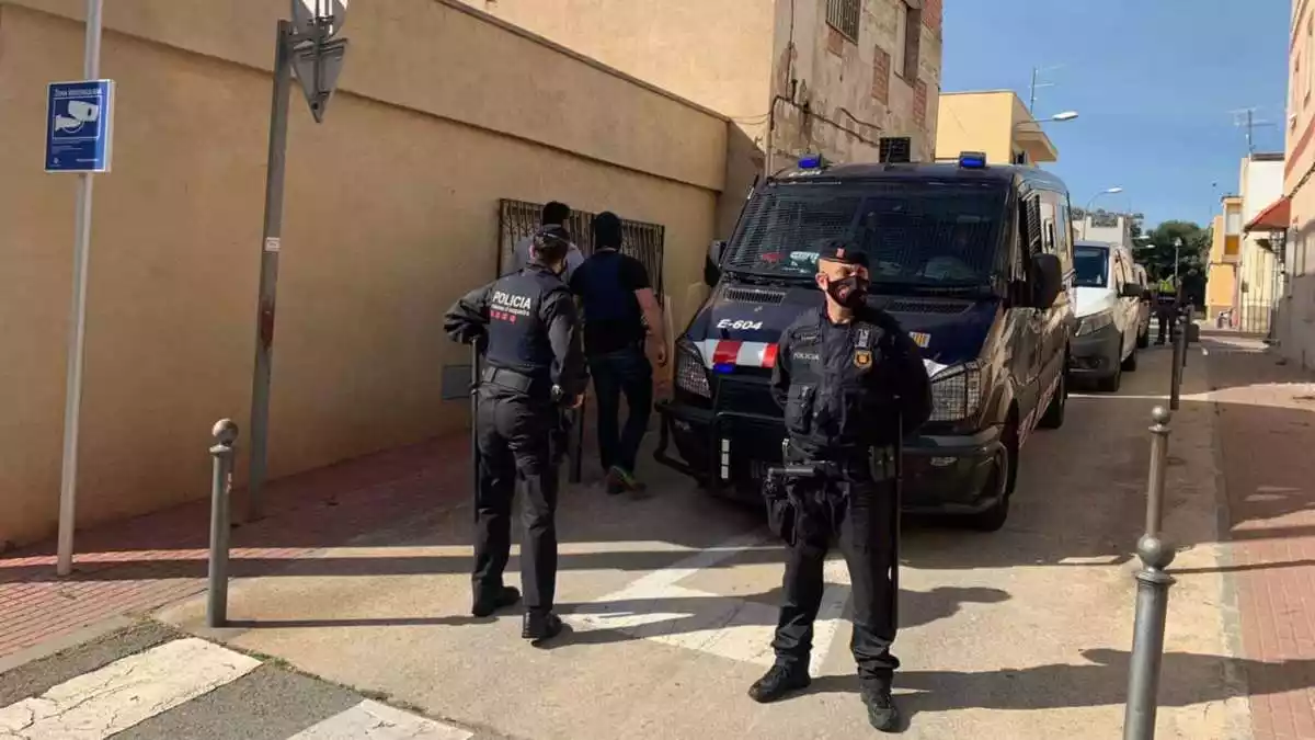 Els Mossos d'Esquadra en un operatiu a Reus