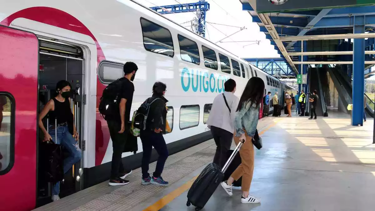 Els primers passatgers sortint del comboi del primer tren d’Ouigo que ha arribat a l'estació del Camp de Tarragona