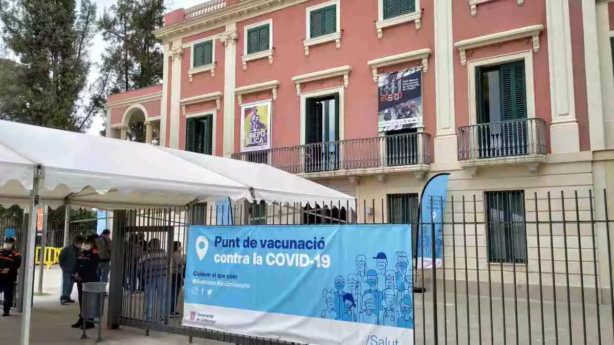Entrada exterior del Centre de la Imatge de Mas Iglesias de Reus, amb una pancarta on hi aclareix que és punt de vacunació