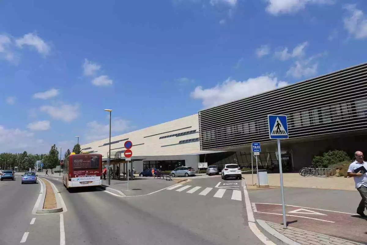 Entrada principal de l'Hospital Sant Joan de Reus, amb un autocar aturat a la parada