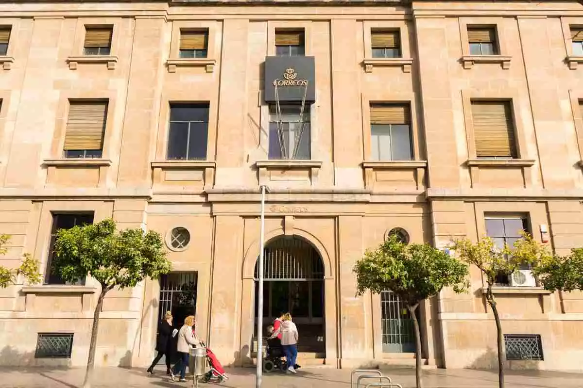 Façana principal de l'oficina de Correus a la plaça de la Llibertat de Reus