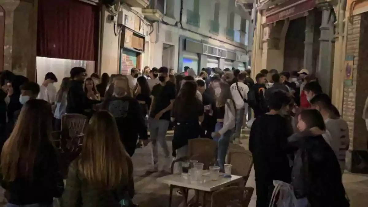 Gent al carrer del Castell la nit de dissabte a Reus
