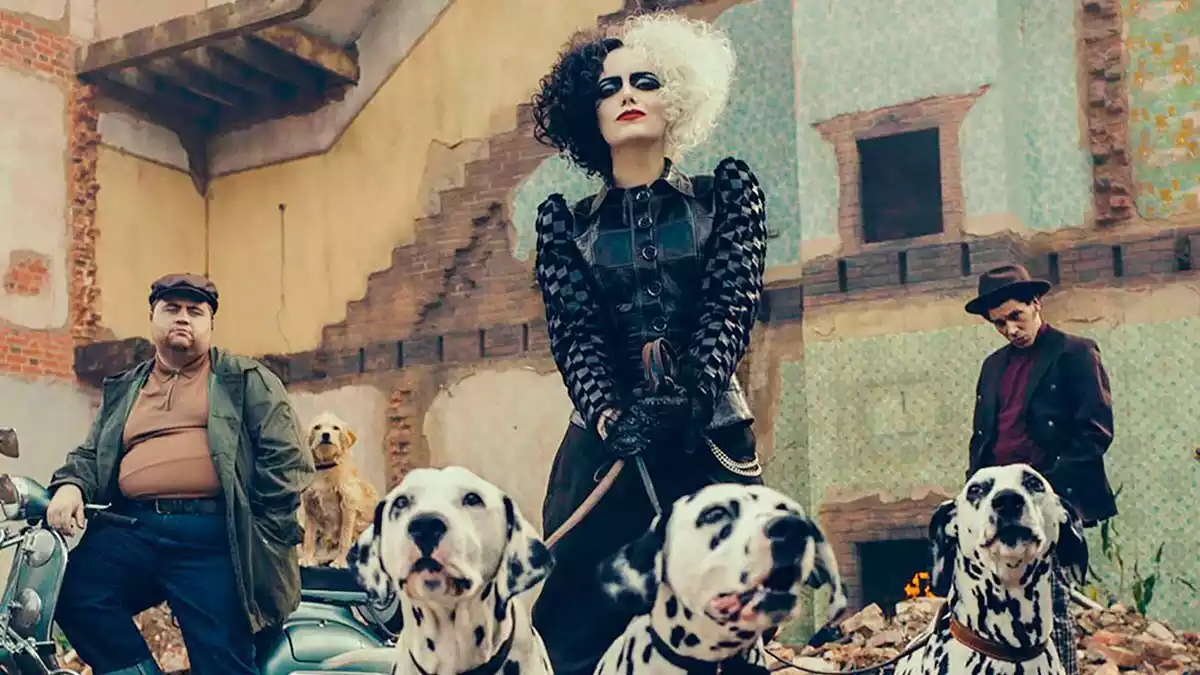 Imatge de Cruella amb Emma Stone i tres gossos en primer pla