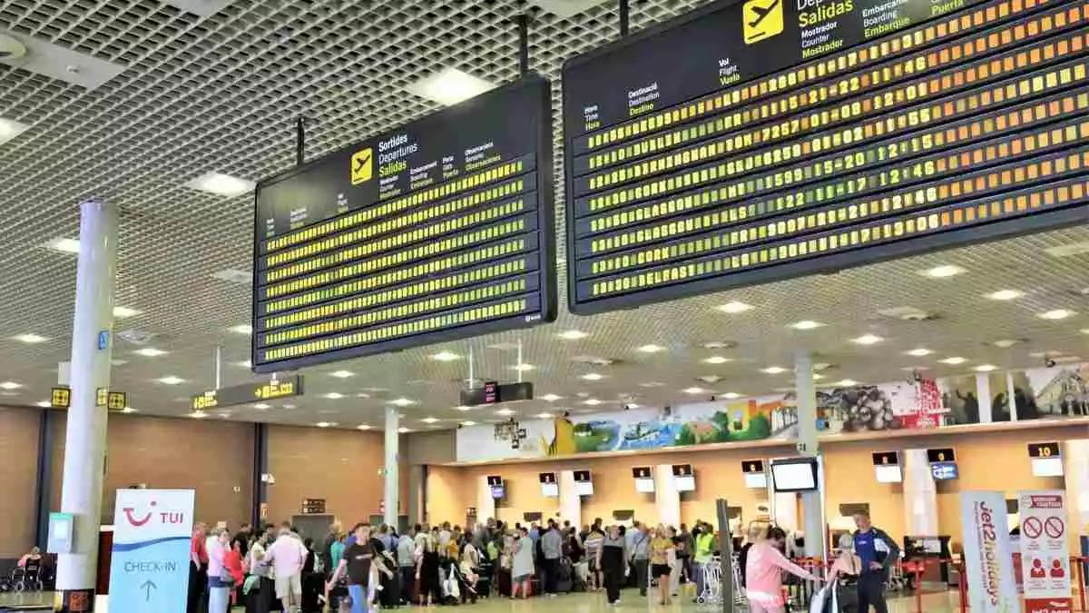 Imatge de cues de turistes esperant per facturar a l'Aeroport de Reus, abans de la pandèmia