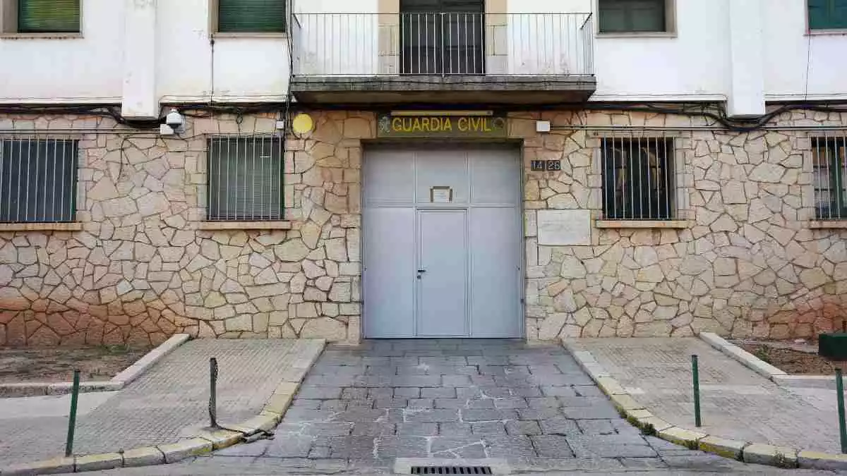 Imatge de la porta d'accés principal de la caserna de la Guàrdia Civil d'Amposta