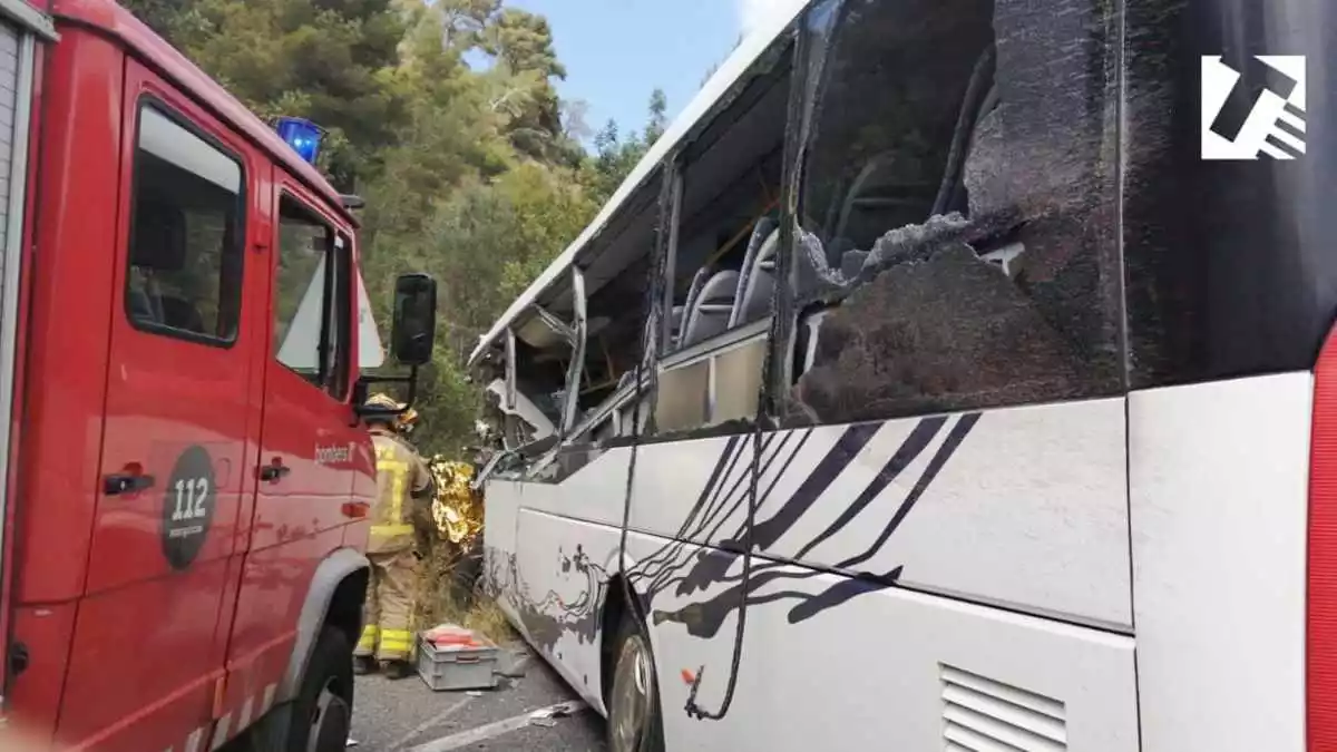 Imatge de l'accident mortal a la C-14 a Alcover en què ha mort el conductor d'un autobús