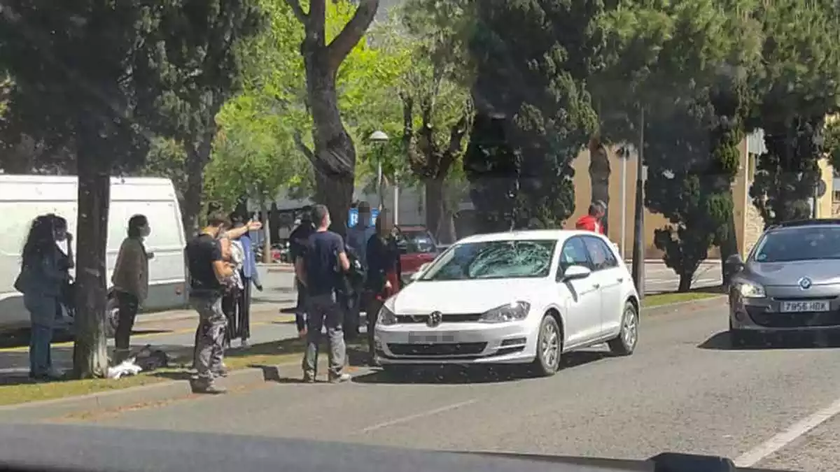 Imatge del cotxe que ha atropellat una persona a la via de Roma de Tarragona aquest migdia, amb el vidre davanter esquerdat per l'impacte