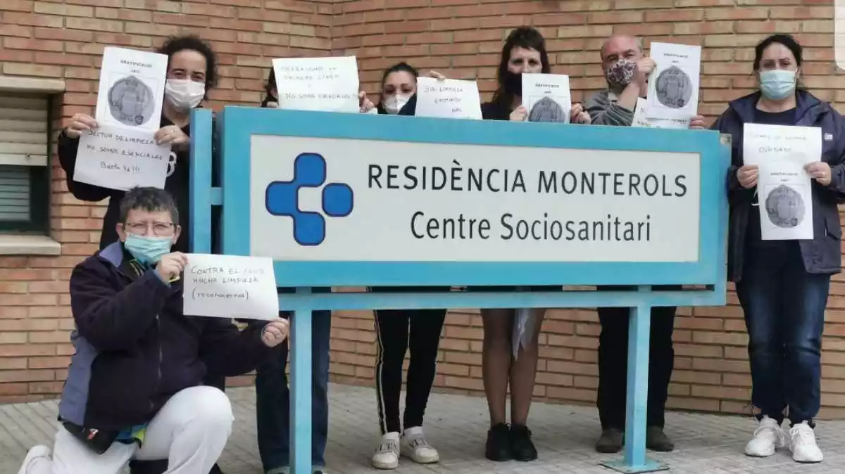 Imatge del personal de neteja de la Residència Monterols de Reus durant la vaga del sector