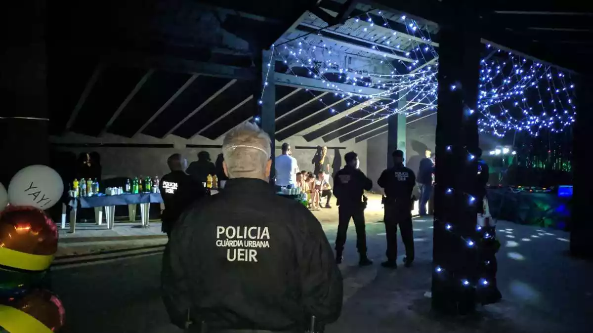 Imatge dels agents de la Guàrdia Urbana actuant en una festa il·legal en un magatzem agrícola al Camí Vell de Riudoms