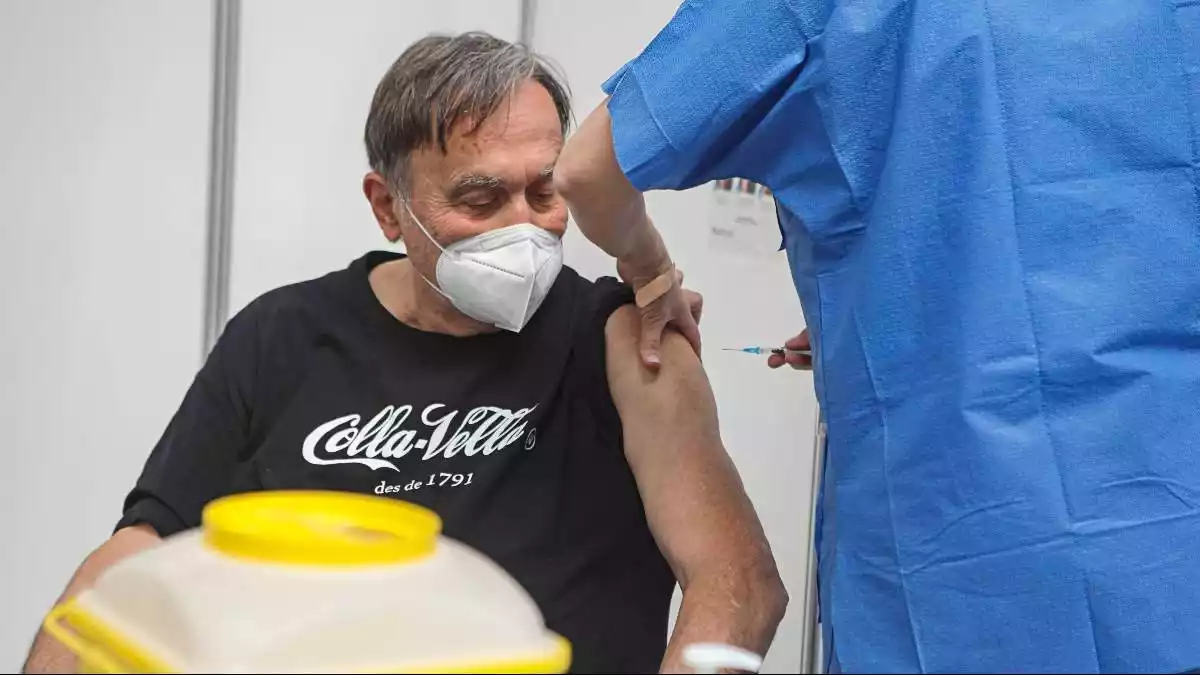 Imatge d'un ciutadà rebent una dosi de la vacuna al punt de vacunació massiva del Palau d'Esports Catalunya de Tarragona