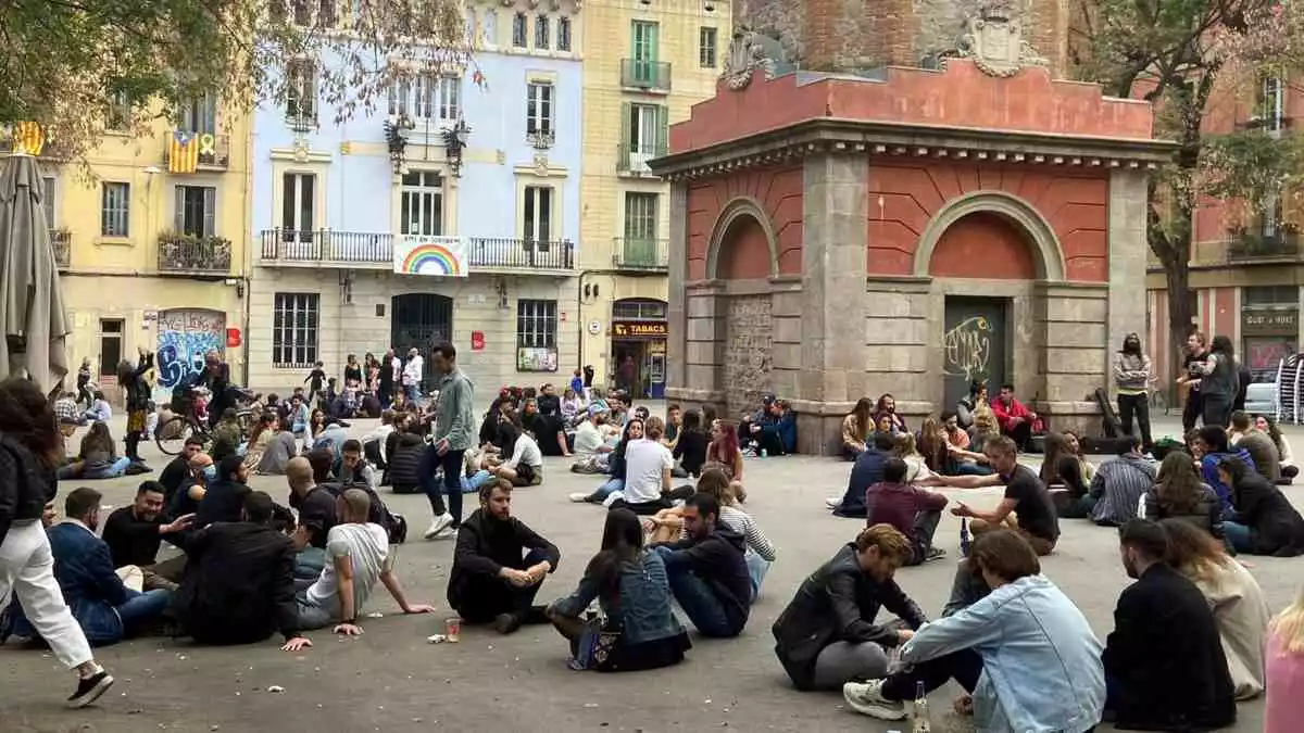 La plaça de la Vila de Gràcia, plena de gent, el 24 d'abril del 2021.