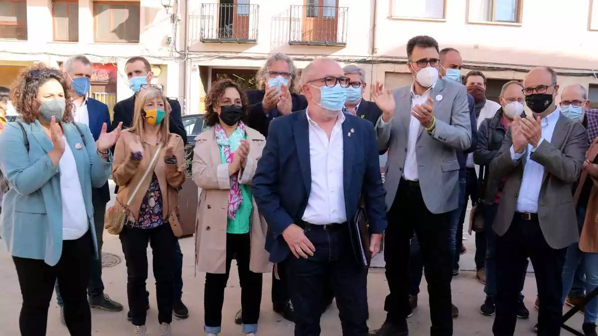 L'alcalde Roquetes, Paco Gas, acompanyat d'alcaldes i dirigents d'ERC abans d'entrar als jutjats de Tortosa