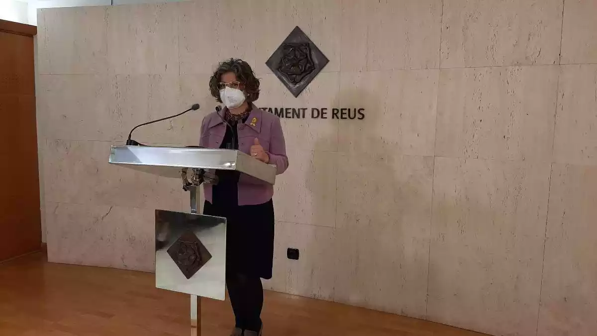 Montserrat Vilella al faristol de la sala de premsa de l'Ajuntament de Reus