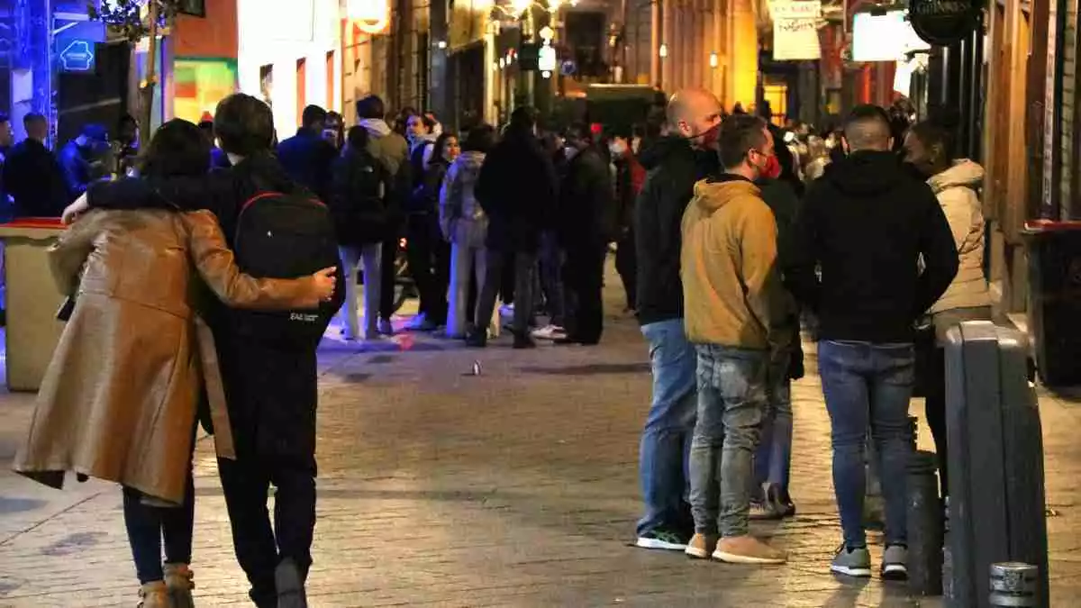 Pla general de grups de gent pels carrers del centre de Madrid passades les 23.00 hores