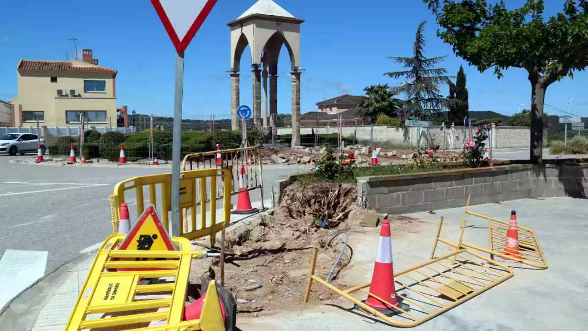 Pla general de les obres a la plaça Francesc Serres, amb la Creu Coberta al mig que es vol desmuntar i la part de l'aparcament que es vol reduir.
