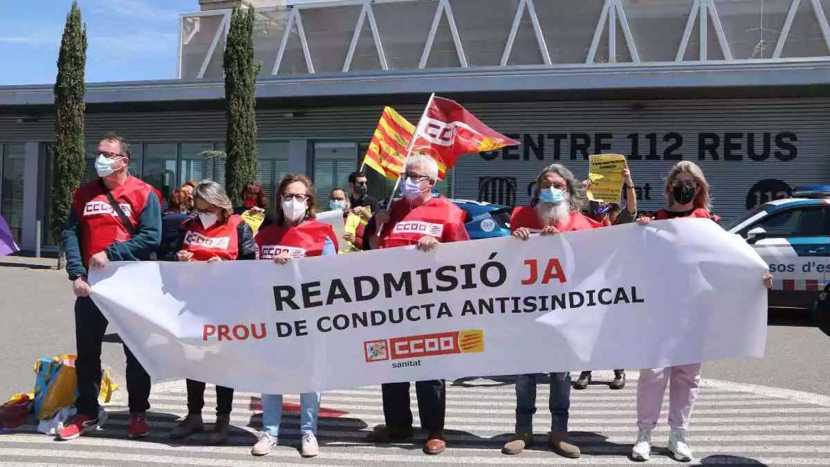 Pla obert de les persones que han protestat per exigir la readmissió d’un treballador acomiadat del SEM a Reus, davant les portes de l’edifici del 112.