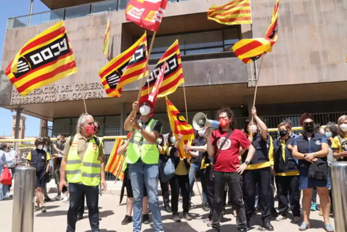 Pla sencer de treballadors de Correus durant la concentració davant la subdelegació del govern espanyol