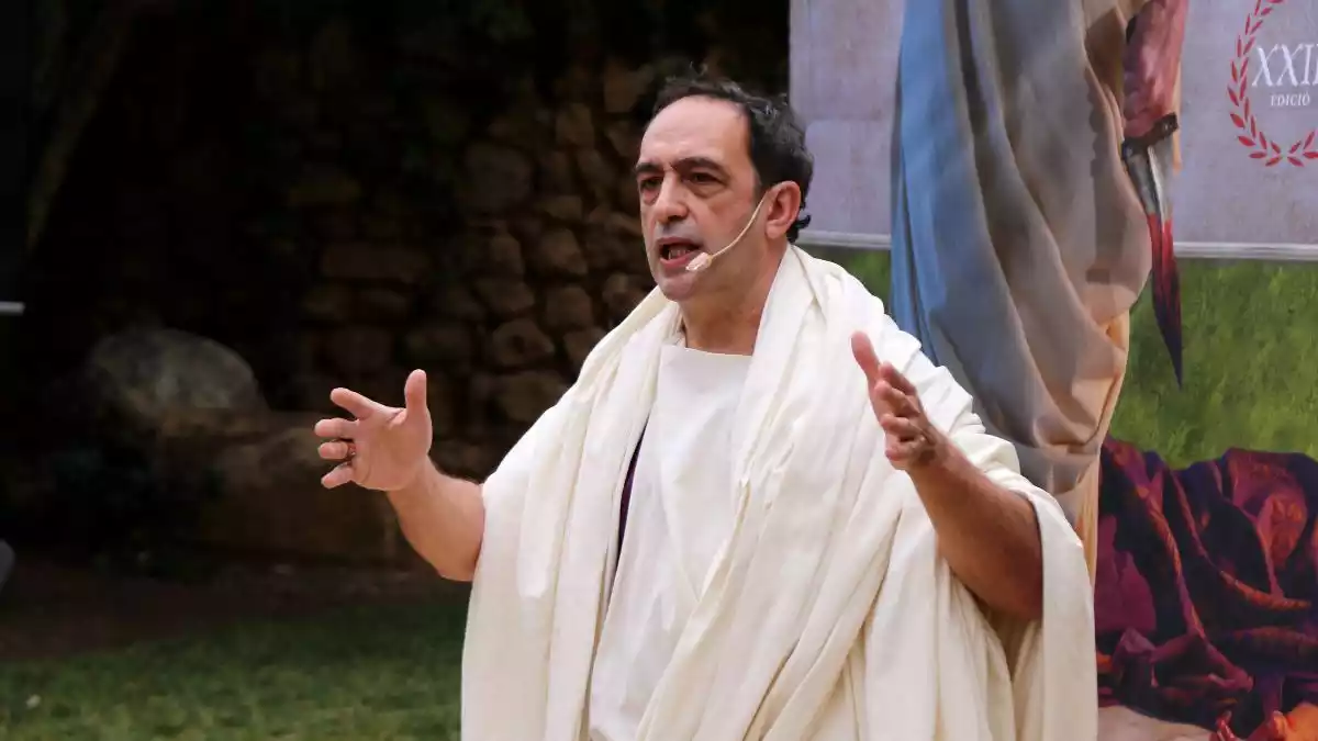Pla tancat d’un actor recitant un monòleg en l’acte inaugural de la XXIII edició de Tarraco Viva