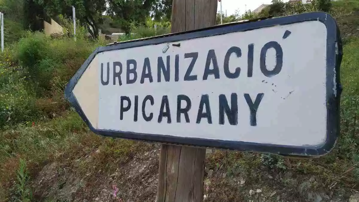 Senyal d'entrada a la urbanització el Picarany d'Almoster