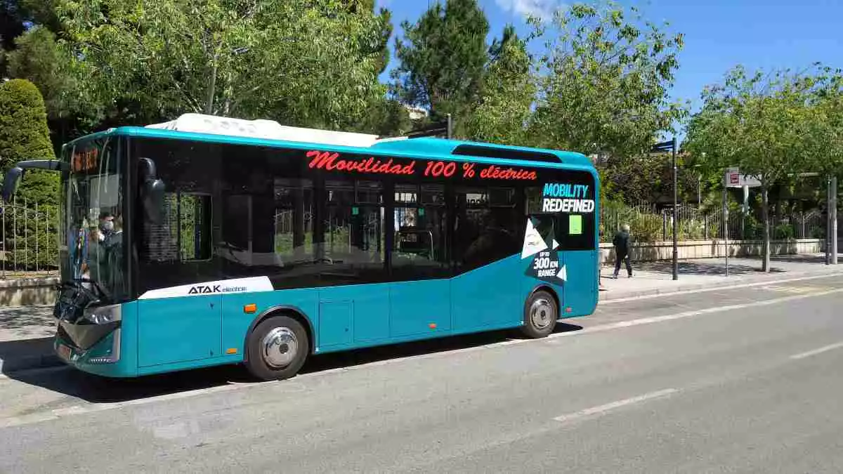 Un autobús elèctric aturat a l'avinguda de Sant Jordi de Reus