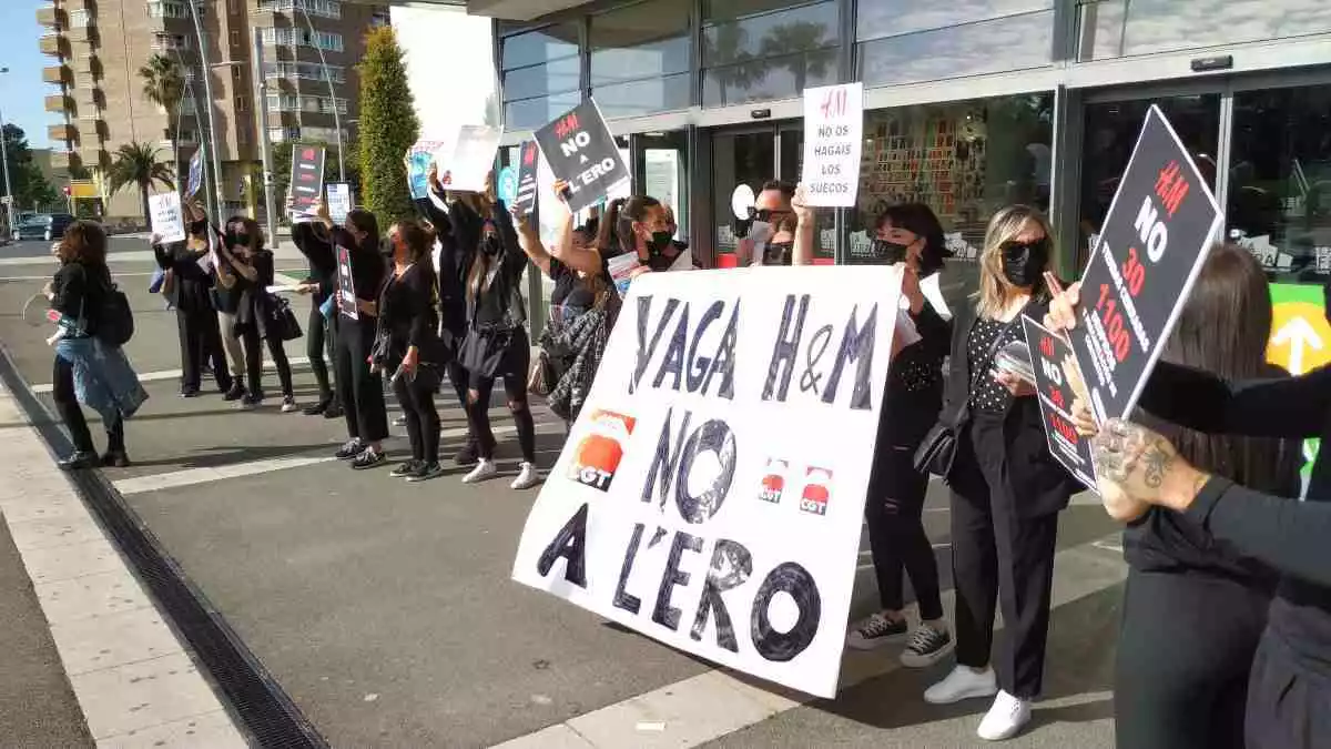 Una vintena de persones amb pancartes contra l'ERO d'H&M davant de la Fira Centre Comercial de Reus