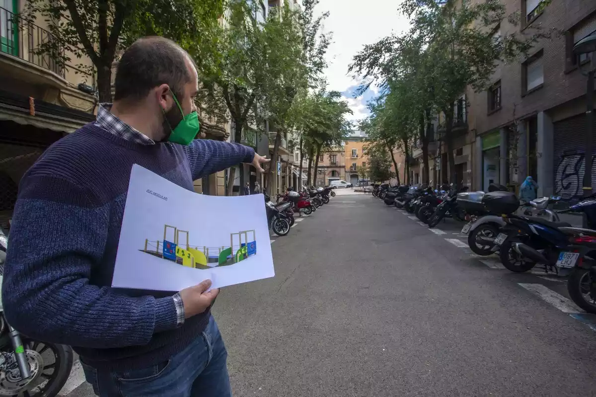 Xavi Puig, amb un plànol del futur parc infantil al carrer Yxart de Tarragona