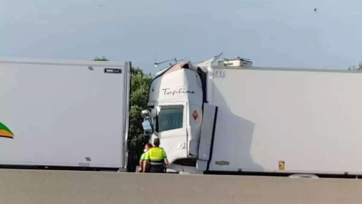 Accident entre dos camions a l'AP-7, a Roda de Berà