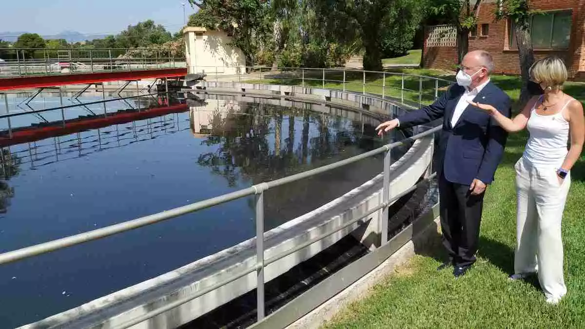 Carles Pellicer i Noemí Llauradó assenyalant una de les piscines de la depuradora de Reus