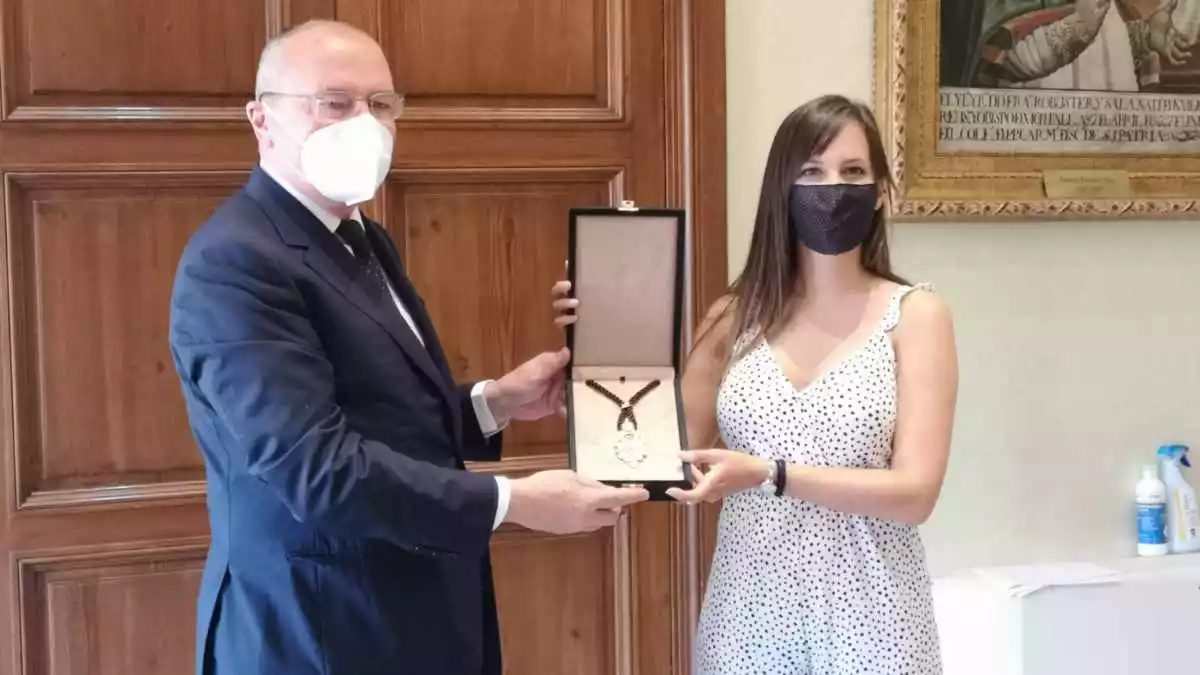Carles Pellicer i Tània Agudo mostrant la medalla de regidora d'ella