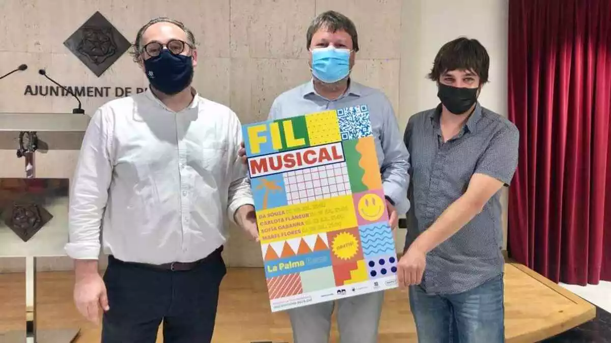 Daniel Recasens, Òscar Subirats i Jacob Dalmau mostren el cartell de la quarta edició del Fil Musical