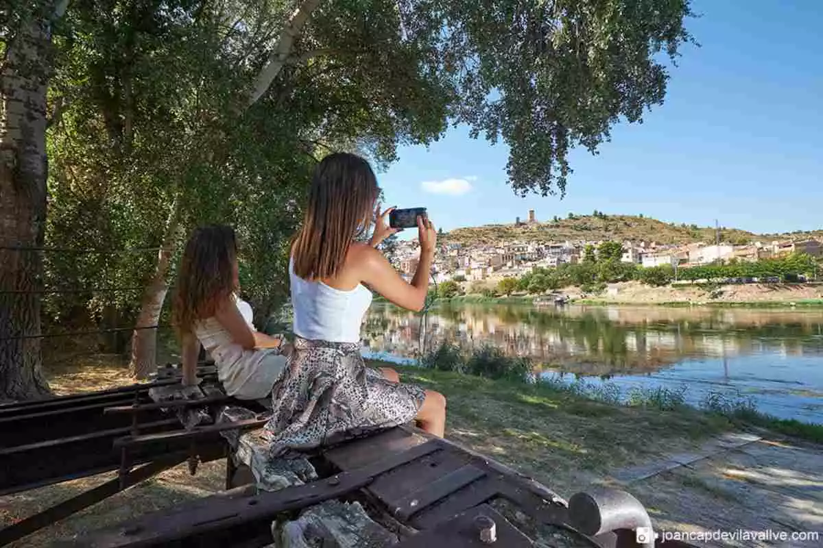 Dues persones fotografiant la llacuna d'Ascó