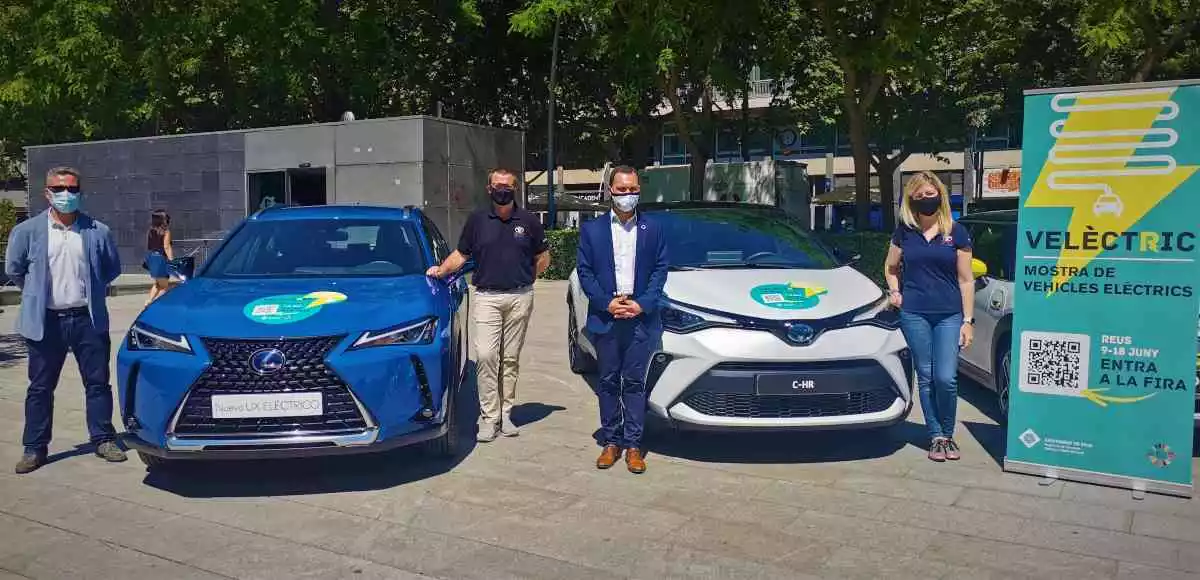El Regidor de l'Ajuntament de Reus, Dani Rubio, amb els representants de Toyota Autoforum i Lexus Tarragona