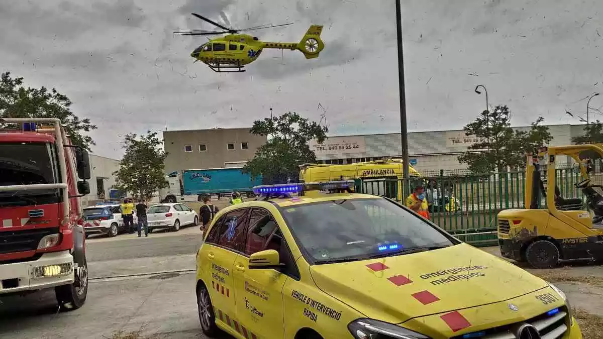 Els serveis d'emergències en un accident laboral a Valls