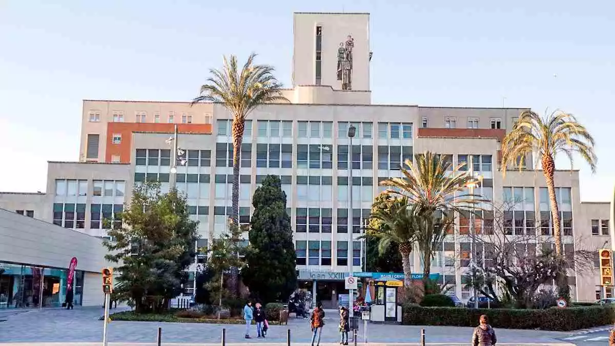 Gran pla general de la façana principal de l'Hospital Joan XXIII de Tarragona
