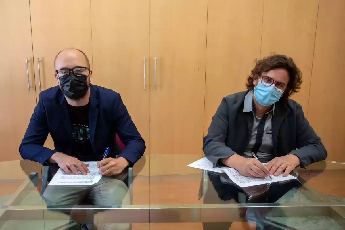 Hermán Pinedo i Xavier Mauri signen el conveni entre SMHAUSA i la Fundació HÀBITAT3