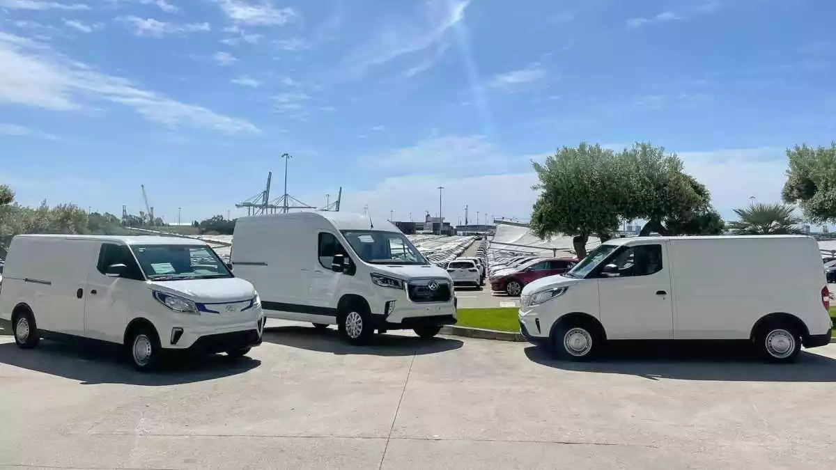 Imatge de diversos vehicles Maxus al Port de Tarragona