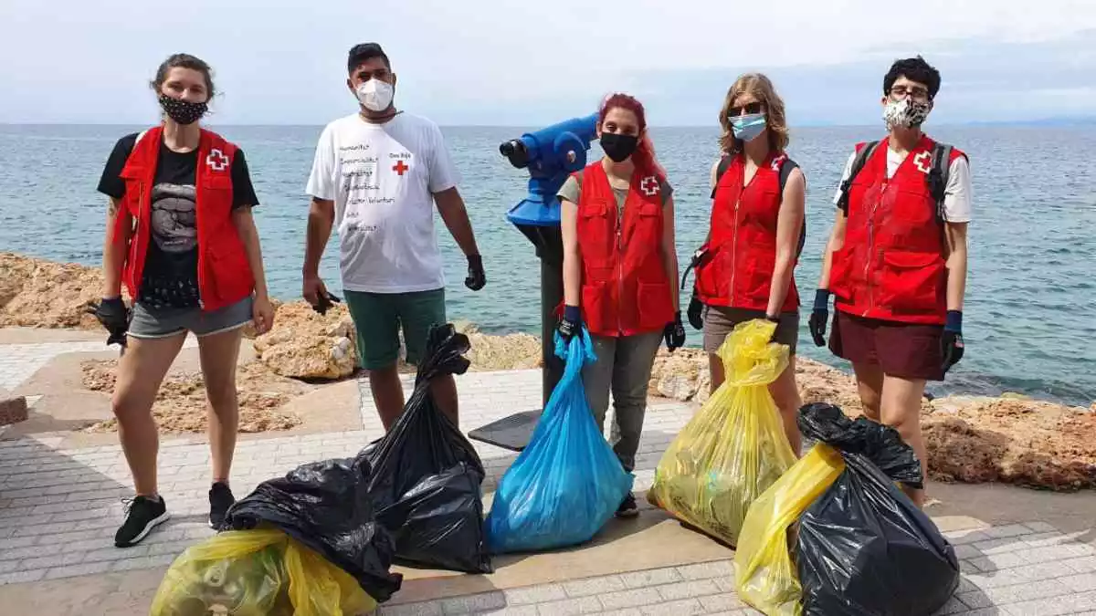 Imatge de diversos voluntaris de la Creu Roja en la jornada de neteja de platges i fons marí a Salou i el Vendrell