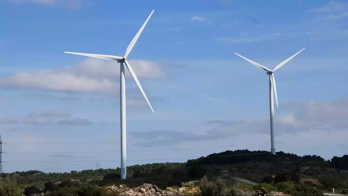 Imatge de dos aerogeneradors a la comarca de la Terra Alta