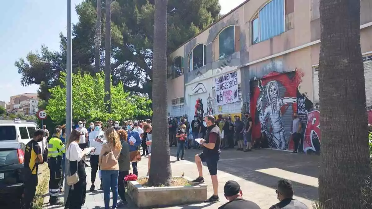 Imatge de la concentració del passat 27 de maig per aturar el primer intent de desallotjament del centre social Les Naus de Torredembarra