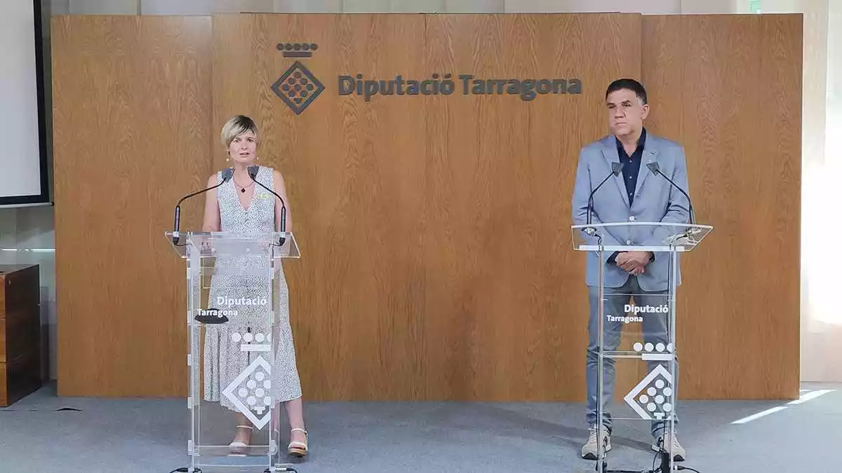 Imatge de la presidenta de la Diputació, Noemí Llauradó, i el diputat de Cultura Joan Josep Garcia, en la presentació del nou paquet d'ajuts