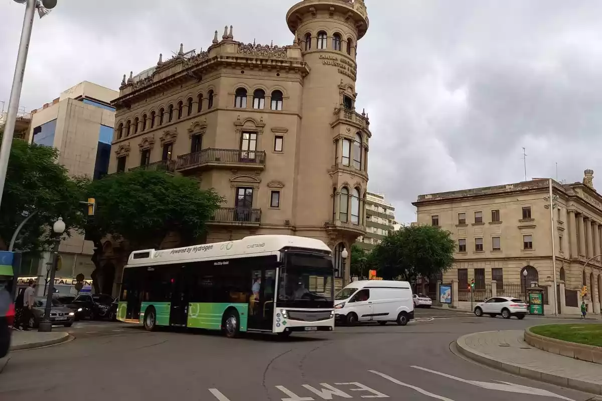 Imatge de l'autobús d'hidrogen circulant per la Rambla Nova de Tarragona