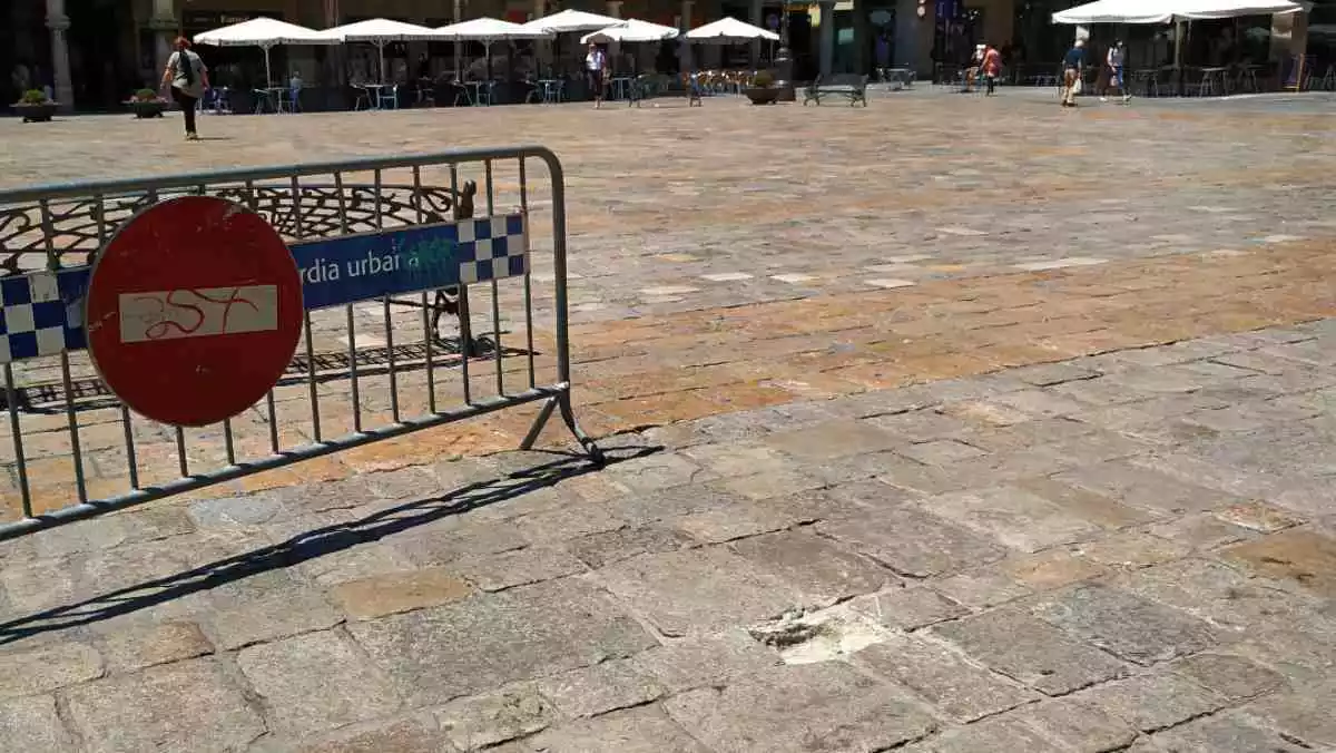 Imatge del lloc on hi havia la llamborda que han robat a la plaça del Mercadal de Reus