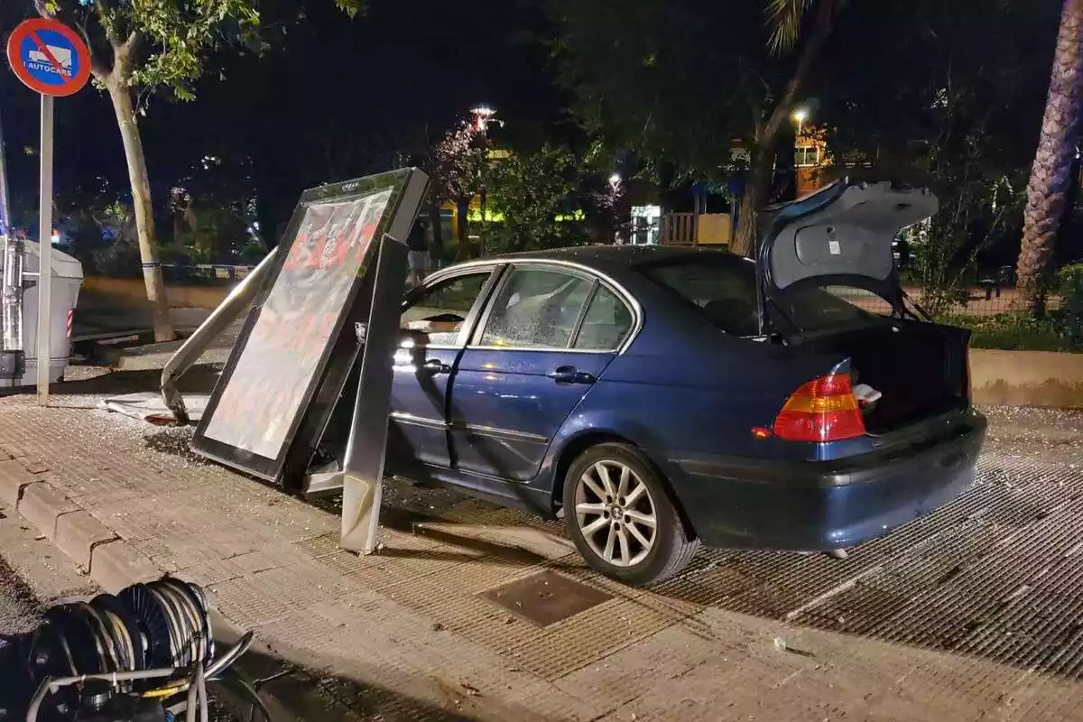 Imatge del vehicle accidentat a Reus que ha topat contra una marquesina