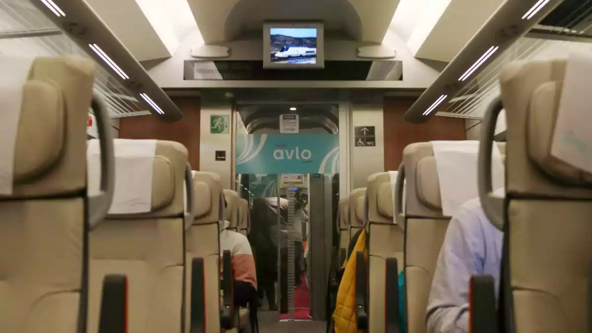 L'interior del primer tren AVLO, l'AVE 'low cost' de Renfe, que ha cobert el trajecte de Madrid a Barcelona amb passatgers