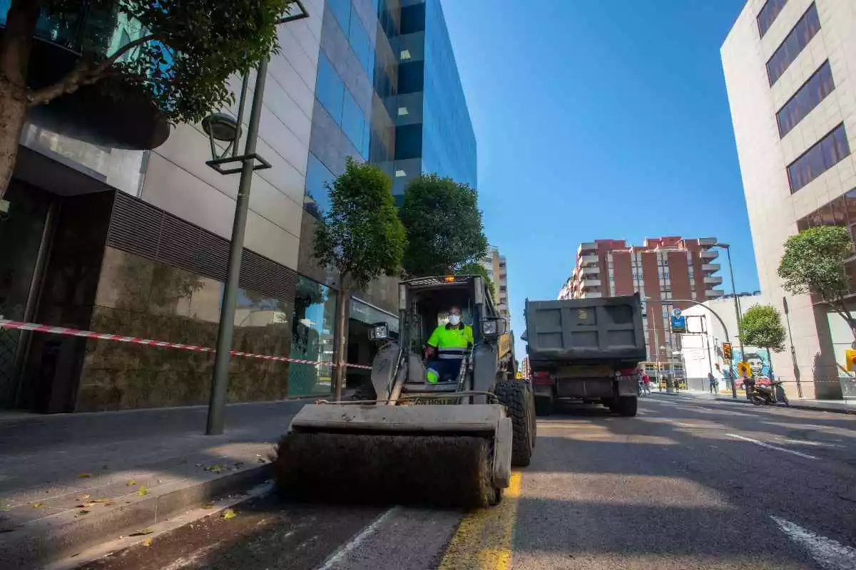 Màquines treballant en la pavimentació del carrer Pere Martell de Tarragona